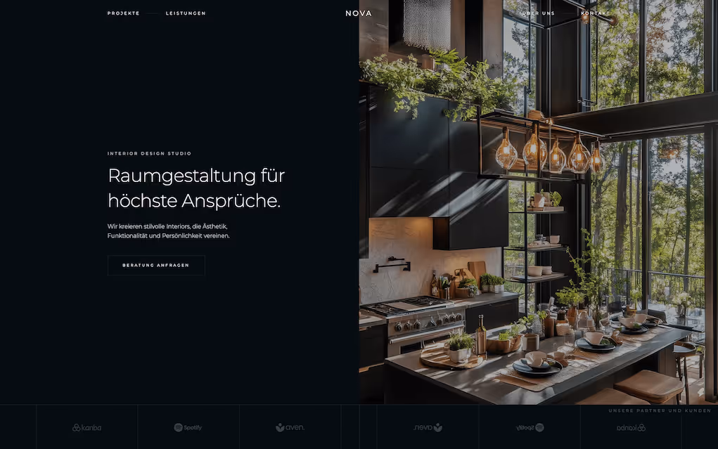 Screenshot der Landingpage für Nova Interior Design – elegantes Webdesign mit klarer Linienführung und warmer Farbgebung.